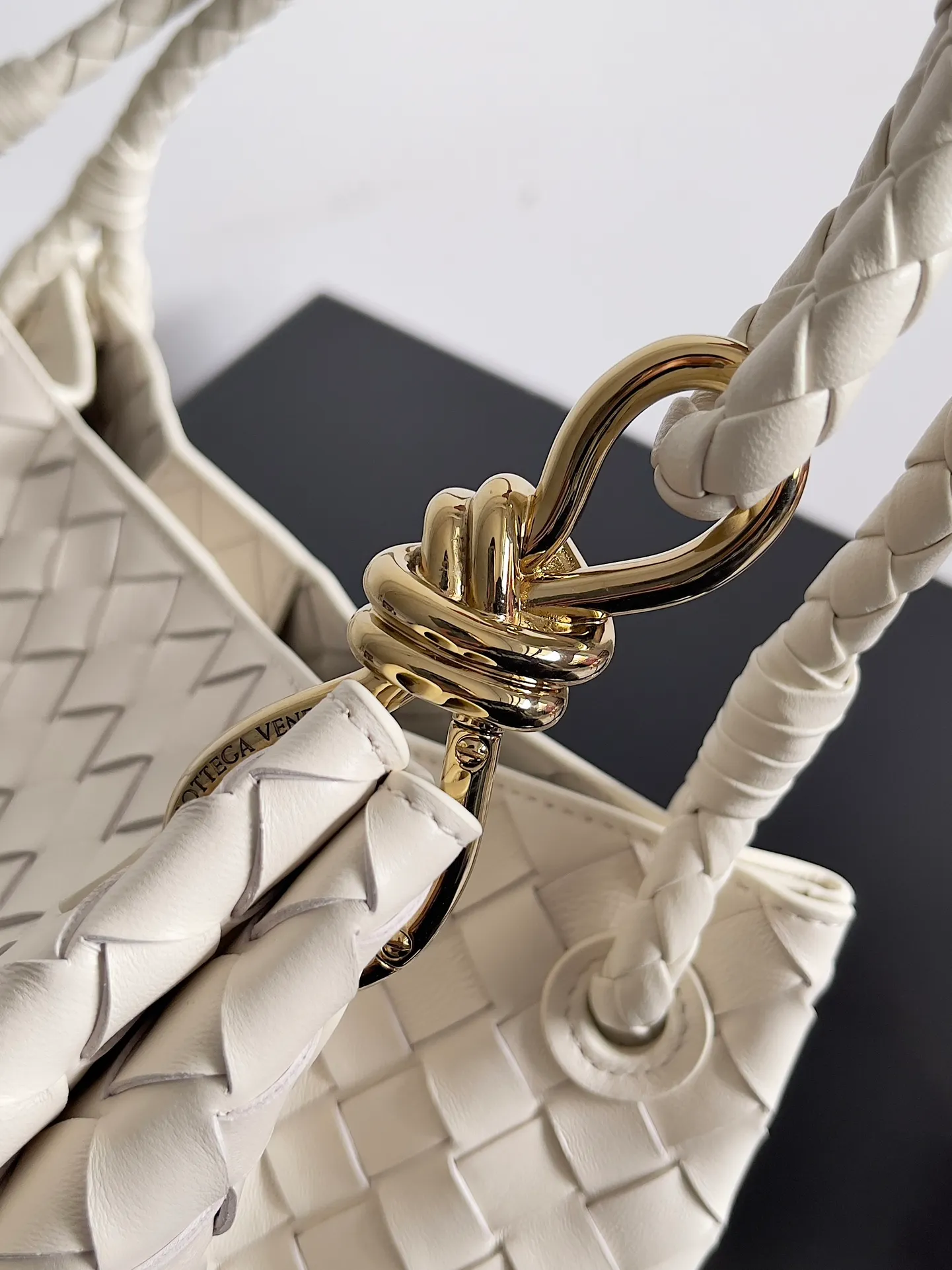 Batch 2660 24 early autumn new model Andiamo Parachute is made of a whole piece of woven leather. It is processed by folding stitching at the four corners. # Craftsmanship and creativity. The large size is atmospheric and practical. One of the must-selects for BV. It has a large space, can hold a computer, the shoulder strap is thick, and the upper shoulder is very comfortable. The large parachute can be carried on the body and can be carried on the body. The upper body is versatile and cute☺️ Style number: 796571 Size: 30*26*20cm
